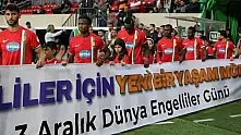Amedspor tribünlerinden engelli farkındalığı: 'Yeni bir yaşam mümkün' mesajı