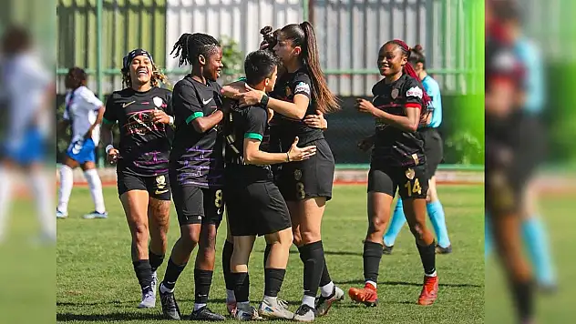 Amedspor Kadın Futbol Takımı, Hakkarigücü'nü 2-0 yenerek galibiyet sevinci