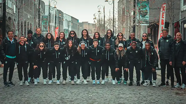 Amedspor Kadın Futbol Takımı, On Gözlü Köprü'de halayla moral depoladı