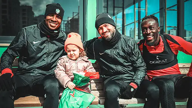 'Amedspor, taraftar Minik Ecrin'i stadyumda ağırlayarak özel bir hediye verdi'