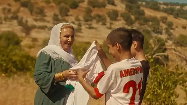 Kulüp, tanıtım videosunda, 'Ruhumuzdaki renklerle, sahada tarih yazmaya devam ediyoruz'