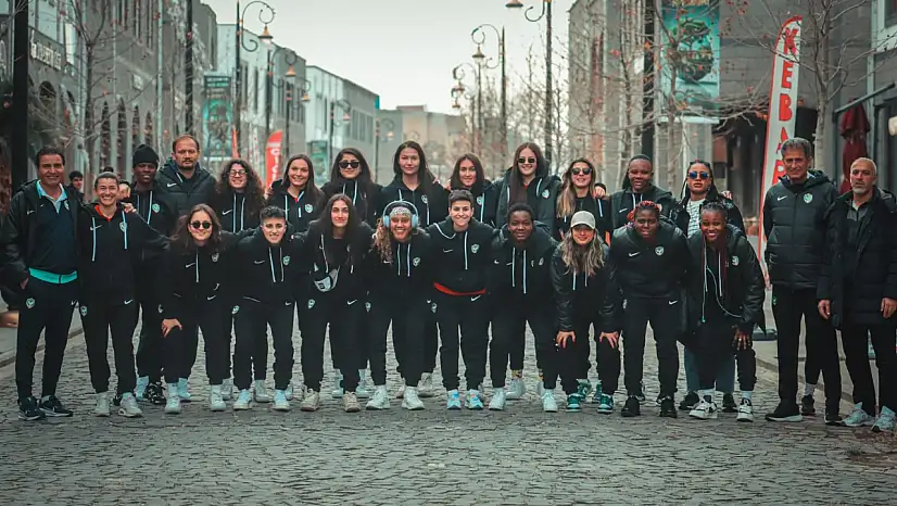 Amedspor Kadın Futbol Takımı, On Gözlü Köprü'de halayla moral depoladı